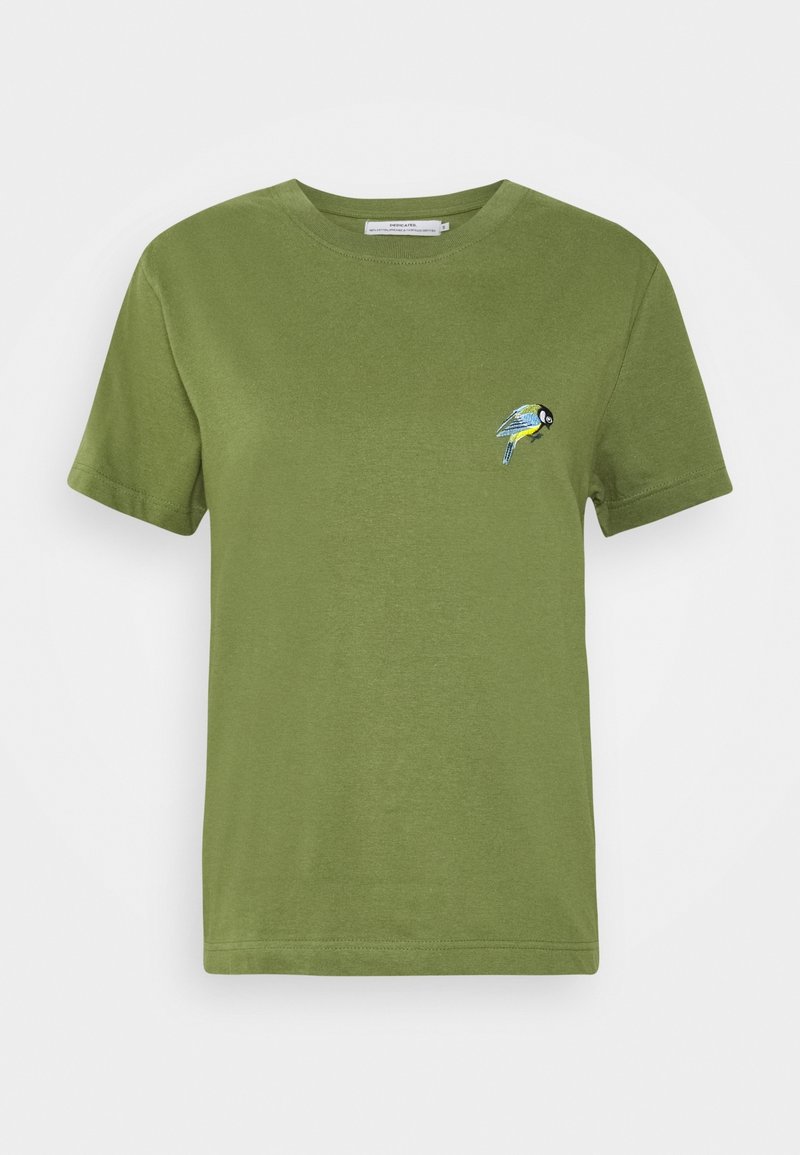 Vihreä lyhythihainen crew neck -t-paita, jossa on pieni sininen ja keltainen brodeerattu lintu vasemmassa rinnassa.