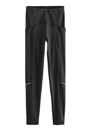 Fekete, magas derekú sportos leggings oldalzsebekkel és fényvisszaverő csíkokkal a vádlik közelében, fehér háttéren laposan elhelyezve.