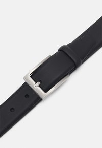 Cinto de couro preto com uma textura suave e uma fivela de metal prateado com design retangular e um orifício para ajuste.