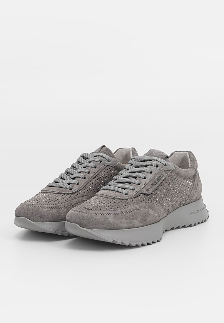 Grau Wildledersneaker verfügen über durchbrochene Akzente, ein strukturiertes Design, flache Schnürsenkel und eine geriffelte Gummisohle für Halt.