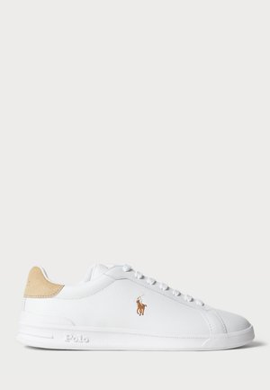 Baskets basses blanches avec languette de talon beige, lacets sur le devant, broderie du logo Polo sur le côté et « Polo » embossé sur la semelle.