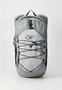 Mochila com uma combinação de tecido cinzento e preto, design aerodinâmico, logotipo proeminente, detalhe de corda elástica na parte frontal e fechos duplos.