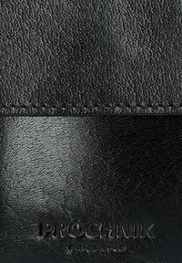 Czarna skóra z gładką teksturą, z przeszywanymi akcentami i wytłoczonym logo "PROCHNIK" na dole.