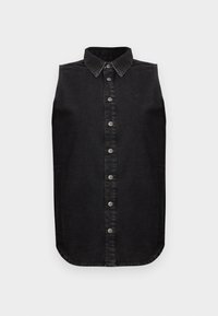 Μαύρο τζιν πουκάμισο χωρίς μανίκια με κουμπιά στο μπροστινό μέρος και μυτερό γιακά, εμφανιζόμενο σε απλό φωτεινό γκρι φόντο.