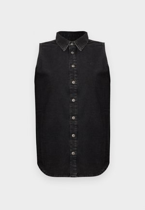 Μαύρο τζιν πουκάμισο χωρίς μανίκια με κουμπιά στο μπροστινό μέρος και μυτερό γιακά, εμφανιζόμενο σε απλό φωτεινό γκρι φόντο.