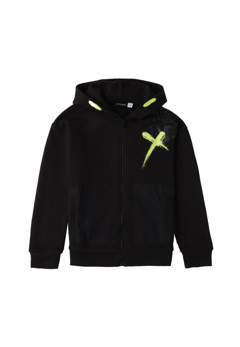 Sudadera negra con cierre y capucha, con acentos en verde neón, grandes bolsillos y un estampado gráfico llamativo en la parte frontal. Textura suave.