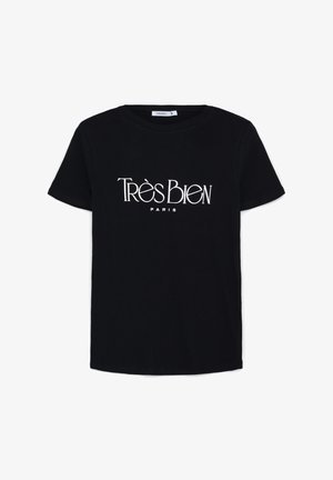 T-shirt nero a maniche corte con scritta bianca "Très Bien Paris" sul petto, scollatura rotonda e etichetta di piccola taglia all'interno del colletto.