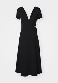 Czarna midi sukienka typu wrap z krótkim rękawem, głębokim dekoltem w kształcie V i detalem z klamrą z boku na jednolitym tle.