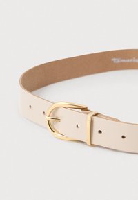 Beez värvi nahkrihm kullatooni metallist pandlaga, millel on sile tekstuur ja mitmed reguleerimisavad kogu pikkuses.