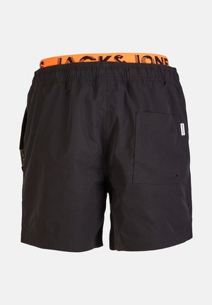 Bañador negro con una cinturilla elástica naranja que presenta el texto "JACK & JONES", un bolsillo lateral y una tela texturizada para mayor comodidad.