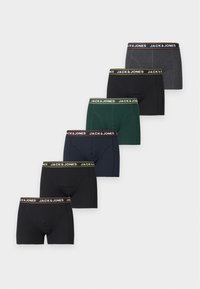 Cinq paires de boxers Jack & Jones en noir, marine, vert, noir et gris avec des ceintures à la marque sur fond blanc.