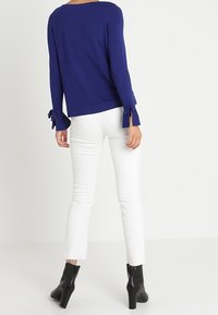 comma Sweter