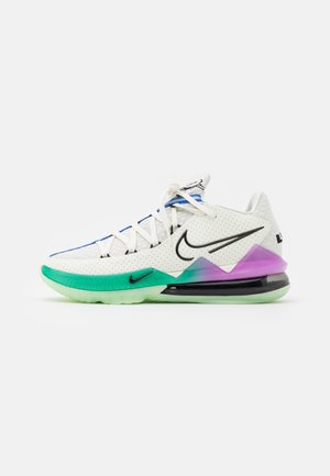 Biały sportowy sneaker z czarnym logo Nike, zielono-fioletowy gradient podeszwy, cholewka z siateczki i białe sznurówki, pokazany z profilu.