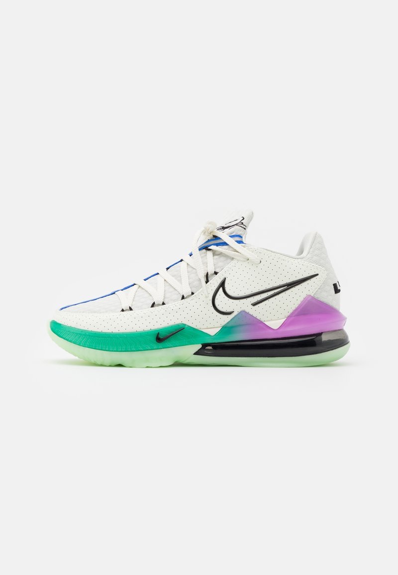 Baskets blanches avec le logo Nike noir, dégradé vert et violet sur la semelle, empeigne en mesh, lacets blancs, vue de profil.