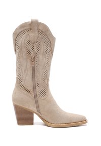 Botas de vaquero de ante beige con punta afilada, diseño perforado y tacón bloc de altura media. Cuenta con una cremallera lateral para facilitar su uso.