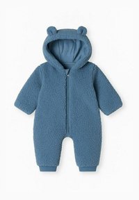Combinaison en polaire bleue claire pour b ébé avec une fermeture éclair, une capuche ornée d'oreilles d'ours et des poignets côtelés ; surface douce et texturée avec un design confortable.