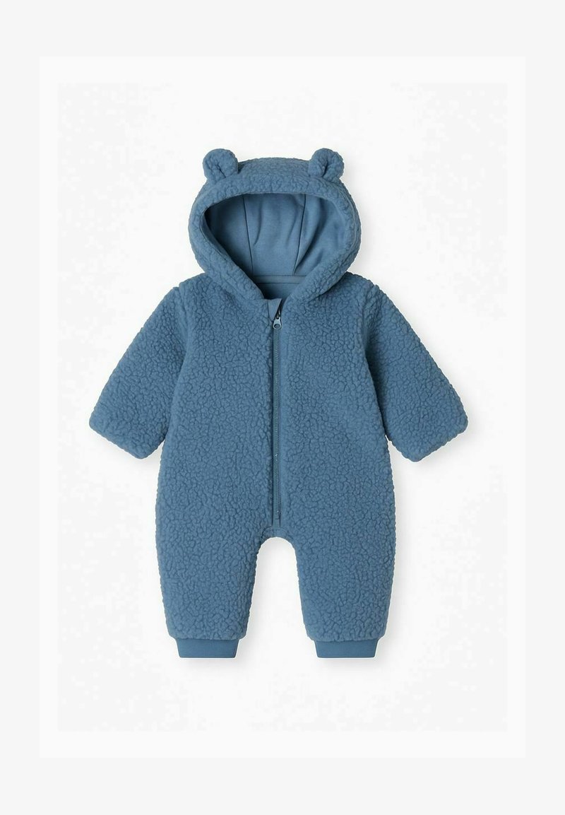 Svetlo modri flisasti dojenčkov onesie z zadrgo, kapuco z medvedkoma in ribastimi manšetami; mehak, teksturiran površin s prijetnim dizajnom.