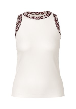 Weißes ärmelloses Oberteil mit gerippter Struktur. Der Ausschnitt und die Schultern sind mit einem Leopardenmuster in Braun- und Schwarztönen verziert.