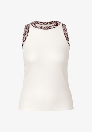 Weißes ärmelloses Oberteil mit gerippter Struktur. Der Ausschnitt und die Schultern sind mit einem Leopardenmuster in Braun- und Schwarztönen verziert.