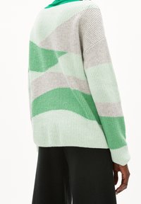 Pull en maille avec motifs ondulés verts et gris, présentant une texture côtelée, des manches longues et une coupe décontractée. Vue de dos affichée.