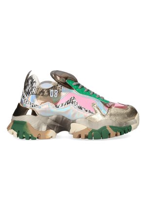 Zapatilla multicolor con acentos metálicos dorados, rosas y verdes, materiales texturizados, diseño de suela gruesa y detalles reflectantes.
