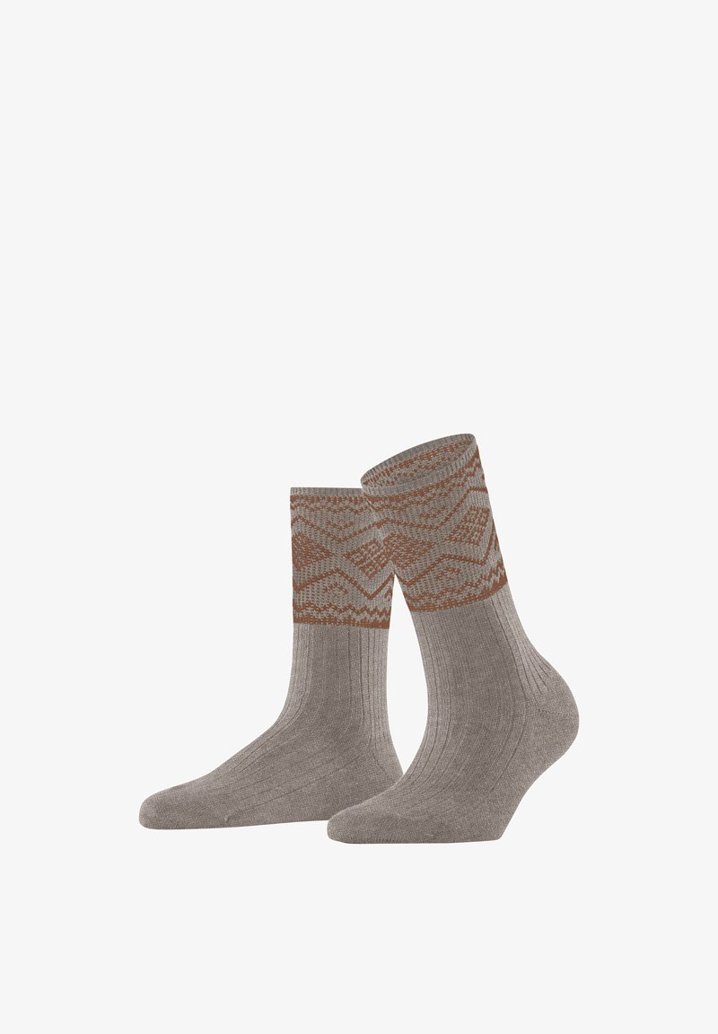 Chaussettes tricotées avec une texture côtelée, de couleur brun clair et un motif géométrique de brun plus foncé au niveau de la tige.