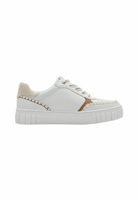 Sneaker bianca in pelle con accenti beige, design con lacci, punta forata e una spessa suola in gomma bianca testurizzata con scanalature verticali.