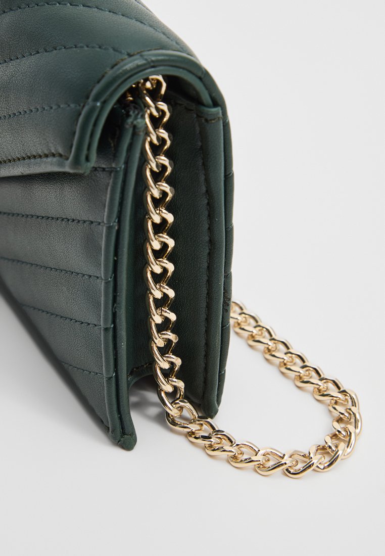 Sac à main en simili cuir matelassé vert avec une bandoulière en chaîne dorée, présentant une forme structurée et un design à rabat.