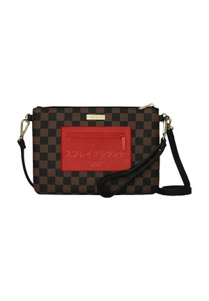 Borsa a tracolla marrone e nera a quadri con tracolla removibile, con tasca frontale con zip rossa e accessori in oro.