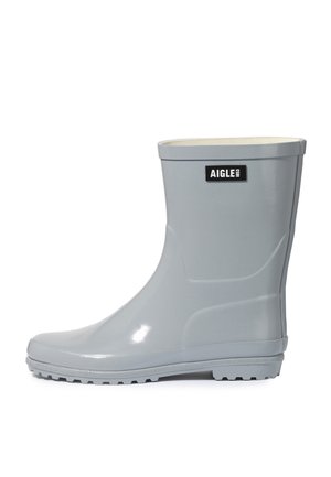 Botte de pluie en caoutchouc gris clair mi-mollet avec semelle texturée et écusson noir Aigle 1853 près du haut.