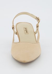 Beige semišové slingback boty s zaoblenou špičkou, polstrovanou stélkou a nastavitelným páskem s zlatým sponou.