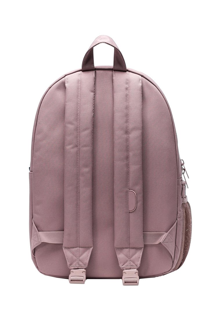 Rosa Stoff-Rucksack mit verstellbaren, gepolsterten Schultergurten, glatter Oberfläche, seitlichem Reißverschlussfach und verstärktem Rückenteil.