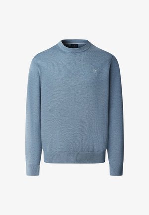 Suéter de punto azul claro con cuello redondo, mangas largas, puños y dobladillo acanalados, con un pequeño logo en el pecho. Textura suave.