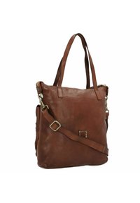 Sac fourre-tout en cuir marron avec poignes doubles et une bandoulière amovible. Présente une surface texturée et des accents métalliques décoratifs.