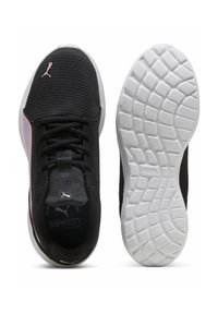 Černé sportovní boty s síťovaným vrškem, růžovým akcentem a texturovanou bílou gumovou podrážkou s mřížkovým vzorem. Viditelné detaily značky SoftRide.