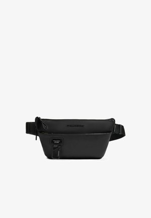 Schwarze synthetische Bauchtasche mit einem Reißverschluss-Hauptfach, verstellbarem Riemen und einem vorderen Logo-Patch zur Markenkennzeichnung. Glatte Textur.