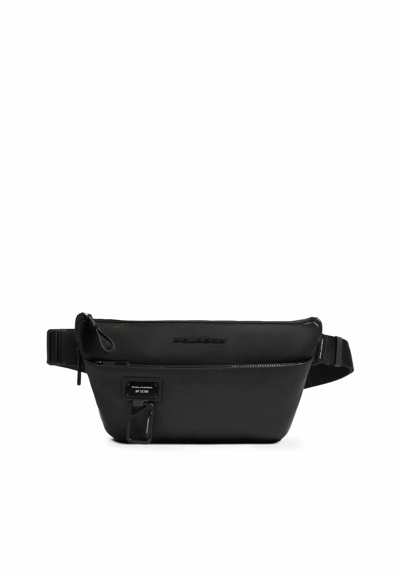 Zwarte synthetische heuptas met een hoofdvak met ritssluiting, verstelbare band en een voorkant met een logo-patch voor branding. Soepele textuur.
