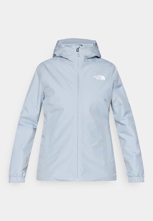 Svijetloplava vodootporna jakna s kapuljačom, elastičnim manšetama i zatvaračem sprijeda. Na lijevoj strani prsa bijeli je logo. Glatka tekstura.