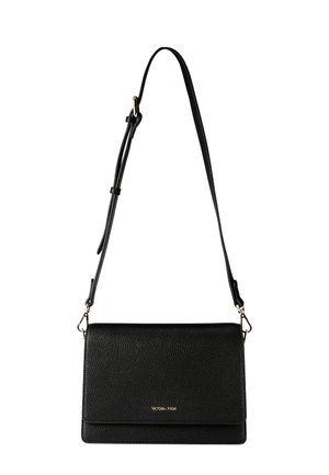 Schwarze, strukturierte Leder-Handtasche mit abnehmbarem Tragegurt, goldfarbenen Beschlägen und einem Klappenverschluss mit geprägtem Logo. Rechteckige Form.