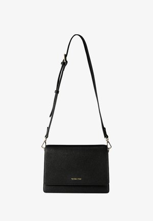 Sac à main en cuir noir texturé avec une bandoulière détachable, des accessoires en or et une fermeture à rabat avec logo embossé. Forme rectangulaire.