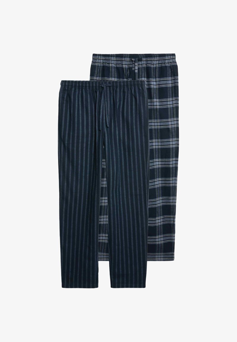 Dos pares de pantalones de pijama: uno tiene rayas verticales oscuras y el otro un patrón de cuadro oscuro. Ambos cuentan con cinturillas elásticas con cordones.