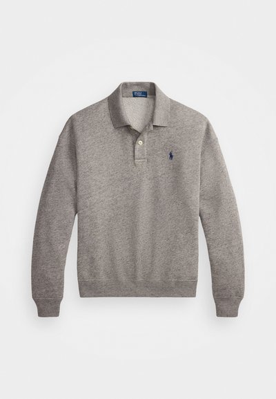 Γκρι μακριμάνικο πόλο πουκάμισο φτιαγμένο από μαλακό ύφασμα, με κλειστό γιακά, ριμπ τελείωμα, και μικρό μπλε λογότυπο στο αριστερό στήθος.