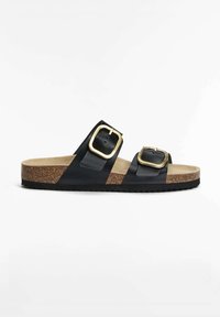 Zwarte slipper met twee brede banden met gouden gespen. Korken voetbed en textuurrubberen zool voor grip.