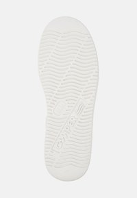 Suola di scarpe bianca con motivo a ondulato, logo "CAMPER" impresso vicino all'arco e numero di taglia "42" sul tallone.