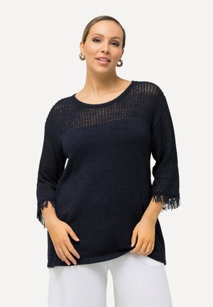 Marineblå strikket sweater med åbent væv, cropped ærmer med frynset kant og afslappet pasform. Glat, let materiale.