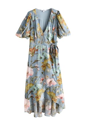 Robe portefeuille bleu clair avec manches courtes bouffantes et motif floral jaune, rose et vert, avec nouage sur le côté et décolleté en V.