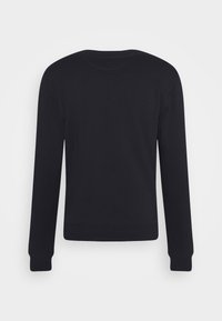 Sudadera negra, de manga larga, con cuello redondo, hecha de un tejido suave, con puños y bajo acanalados. Textura suave, sin patrones visibles.