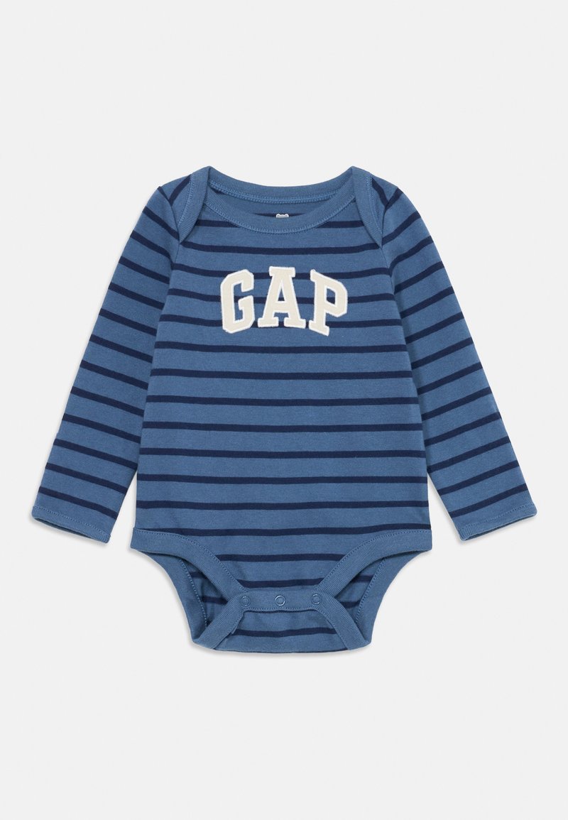 Mėlynas ir tamsiai mėlynas dryžuotas ilgomis rankovėmis kūdikių bodysuit'as su spaudėmis ir baltu "GAP" logotipu ant krūtinės.