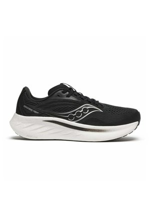 Zapatilla de correr negra con suela blanca gruesa y logotipo plateado en el lateral, con parte superior de malla y cordones negros.