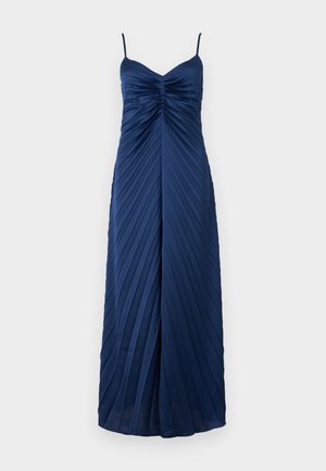 Mørkeblå satinklær med spaghetti-stropper, plissé-design, tilpasset liv, og en frontslitt for ekstra detalj. Lang gulvlengde.